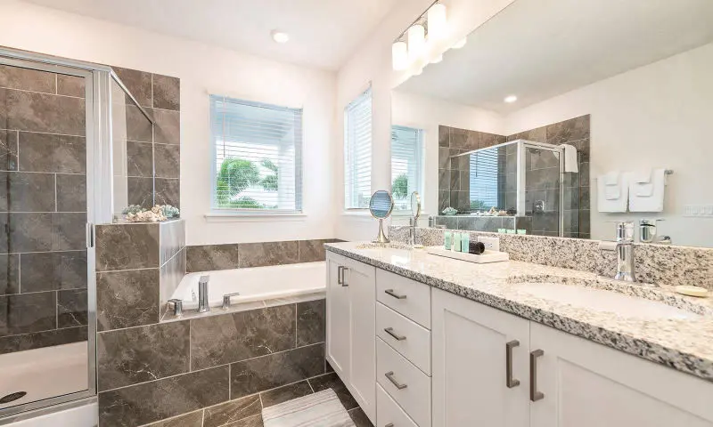 Reunion Resort self catering villa bathroom