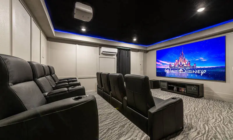 6 bed luxury Reunion villa movie room