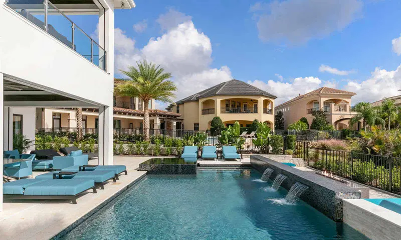 Reunion Resort large 8 bed fountains