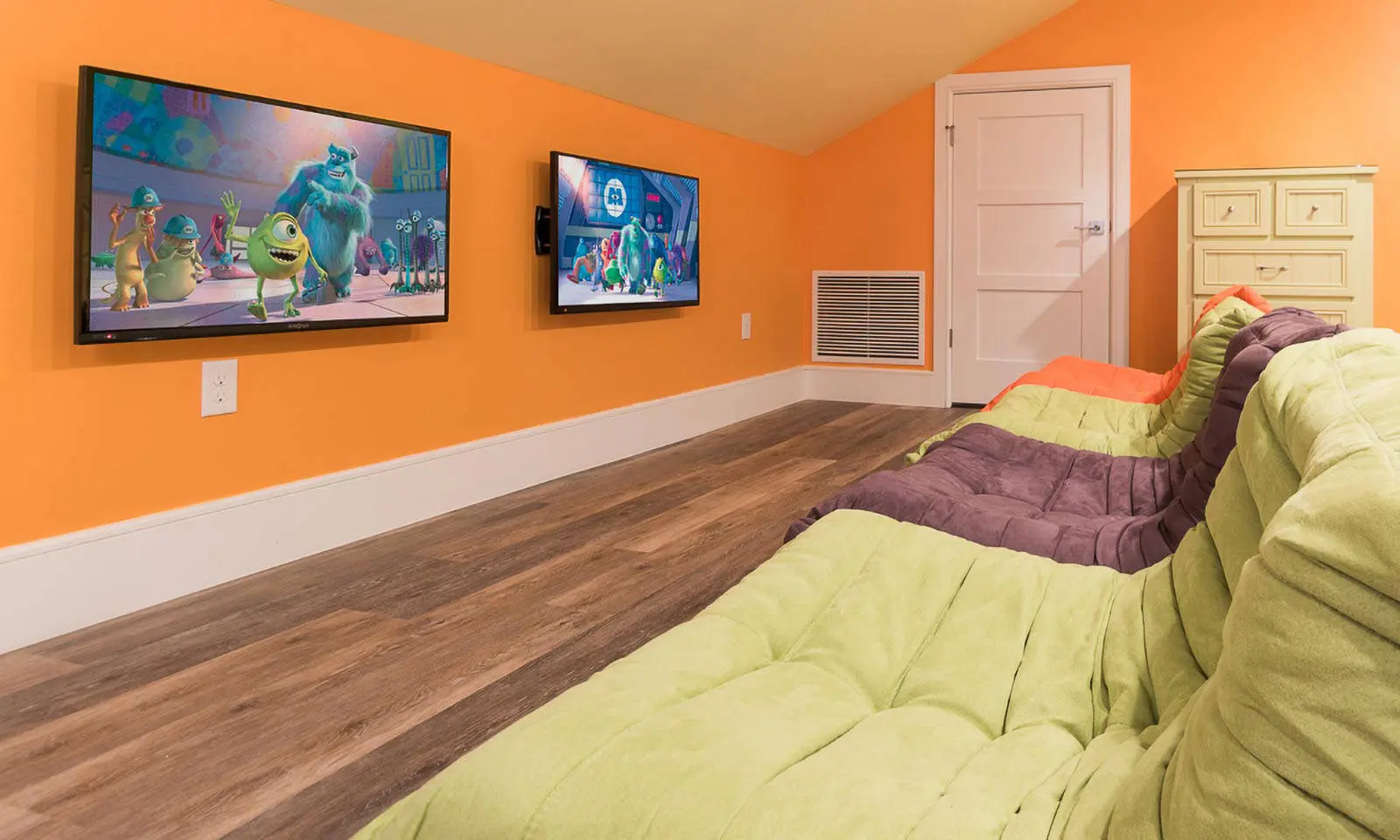 Reunion Resort 11 bed villa video games